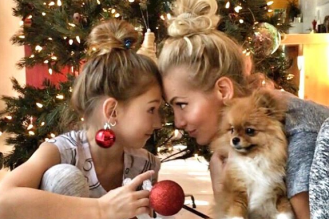 Dara Rolins s dcérkou si užíva stavanie vianočného stromčeka