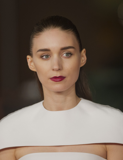 Rooney Mara je na svoju bledú pokožku pyšná.