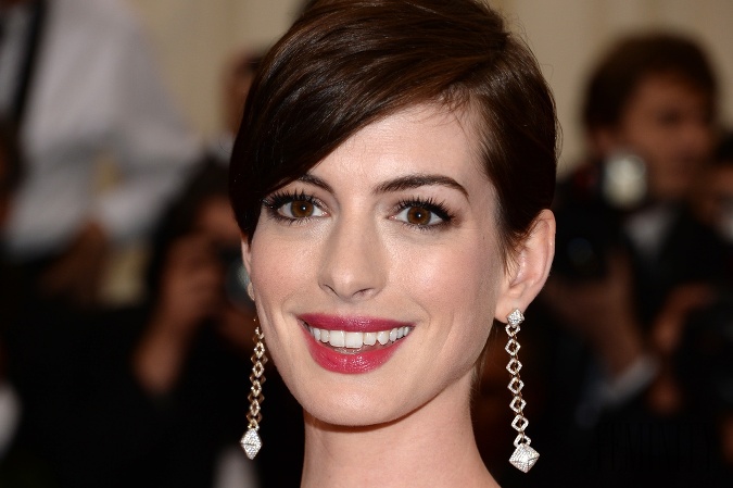 Anne Hathaway svoj kontrast medi vlasmi a pokožkou miluje.