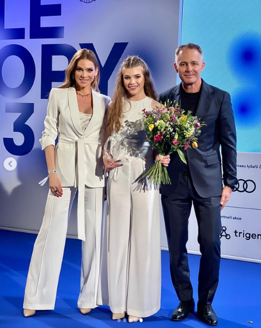 Hrdí rodičia s dcérou Vanessou, ktorá získala najlepšieho juniorského športovca roka na prestížnej súťaži Kráľ bielej stopy v Prahe Hrdí rodičia s dcérou Vanessou, ktorá získala najlepšieho juniorského športovca roka na prestížnej súťaži Kráľ bielej stopy v Prahe