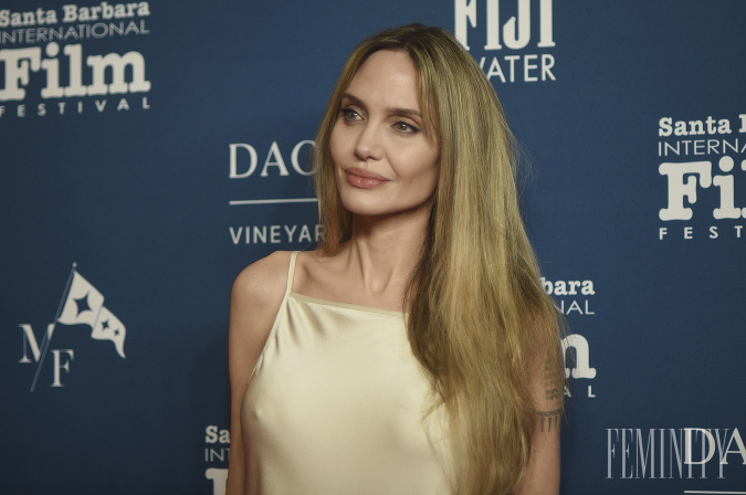 Magazín People si nedávno zaspomínal na prvého manžela herečky Angeliny Jolie. Bol ním jej herecký kolega Jonny Lee Miller. Magazín People si nedávno zaspomínal na prvého manžela herečky Angeliny Jolie. Bol ním jej herecký kolega Jonny Lee Miller.