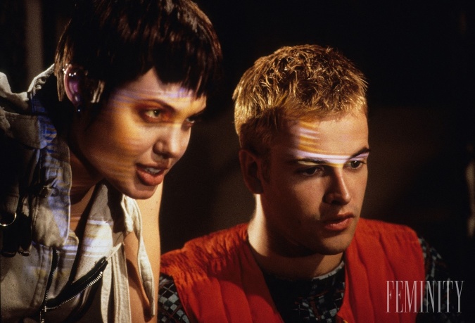 S Jonnym Lee Millerom si Angelina zahrala hlavnú rolu vo filme Hackeri z roku 1995. Rok na to sa vzali a o tri aj rozviedli. S Jonnym Lee Millerom si Angelina zahrala hlavnú rolu vo filme Hackeri z roku 1995. Rok na to sa vzali a o tri aj rozviedli.