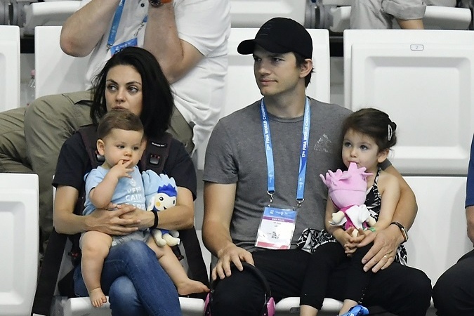 Hereckí kolegovia a manželia, Ashton Kutcher a Mila Kunis, si zaužívali jednu zvláštnu vianočnú tradíciu, ktorá sa týka ich detí