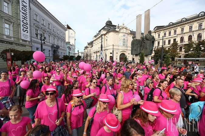Problematike rakoviny prsníka sa spoločnosť AVON dlhodobo venuje v rámci projektu AVON proti rakovine prsníka a každoročne organizuje ružový pochod Problematike rakoviny prsníka sa spoločnosť AVON dlhodobo venuje v rámci projektu AVON proti rakovine prsníka a každoročne organizuje ružový pochod