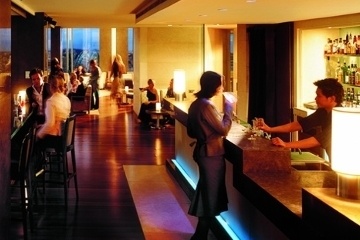Bar s unikátnym výhľadom na 36. poschodí luxusného hotela Shangri-La v Sydney.