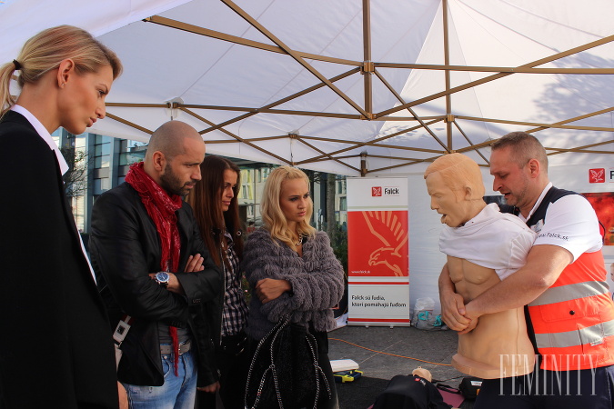 Počas Dňa záchrany profesionáli, ktorí v rámci svojho povolania vykonávajú resuscitáciu, bežným ľuďom ukazovali správne laické postupy na figurínach Počas Dňa záchrany profesionáli, ktorí v rámci svojho povolania vykonávajú resuscitáciu, bežným ľuďom ukazovali správne laické postupy na figurínach