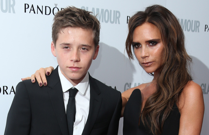 Victoria Beckham dozerá na každý Brooklynov krok