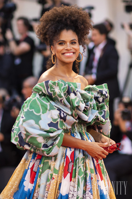 Zazie Beetz sa na premiére predviedla v pestrofarebných šatách s odhalenými ramenami a nazberkanými rukávmi. Zazie Beetz sa na premiére predviedla v pestrofarebných šatách s odhalenými ramenami a nazberkanými rukávmi.