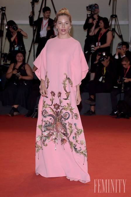 Britská herečka Sienna Miller prišla na premiéru filmu The Laundromat v ružovej vyšívanej róbe značky Gucci Britská herečka Sienna Miller prišla na premiéru filmu The Laundromat v ružovej vyšívanej róbe značky Gucci
