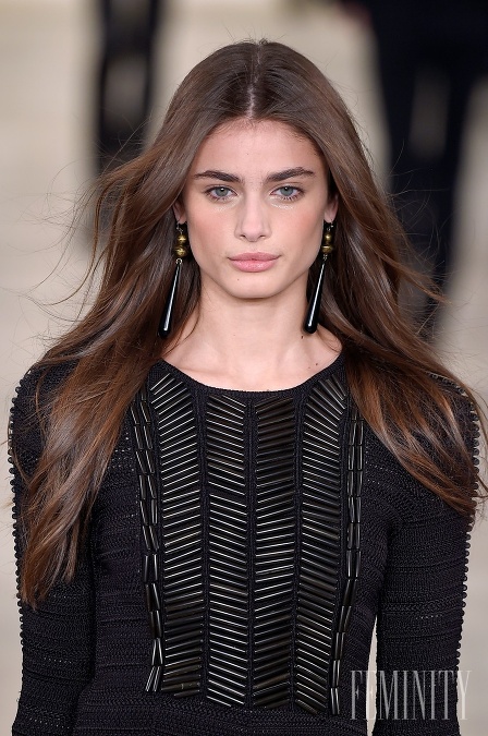 Dlhé a zdravo vyzerajúce vlasy modelky Taylor Hill
