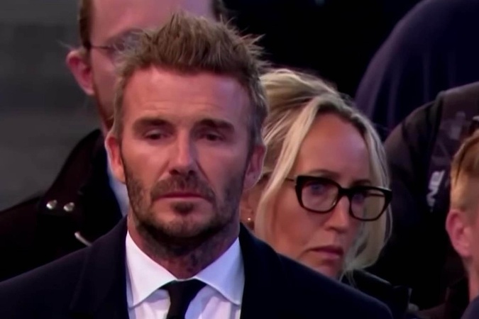 David Beckham čakal pol dňa v rade, aby vzdal hold zosnulej kráľovnej Alžbete II.