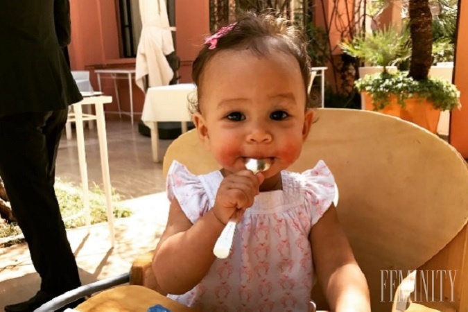 Rozkošná dcérka modelky Chrissy Teigen rastie ako z vody