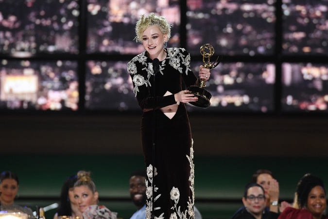 Julia Garner na Emmy Awards 2022 zvíťazila v kategórii najlepšia herečka vo vedľajšej úlohe v seriáli Ozark
