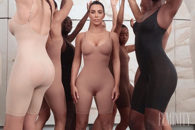 Kim Kardashian novou značkou tvarovacej bielizne pobúrila celý svet