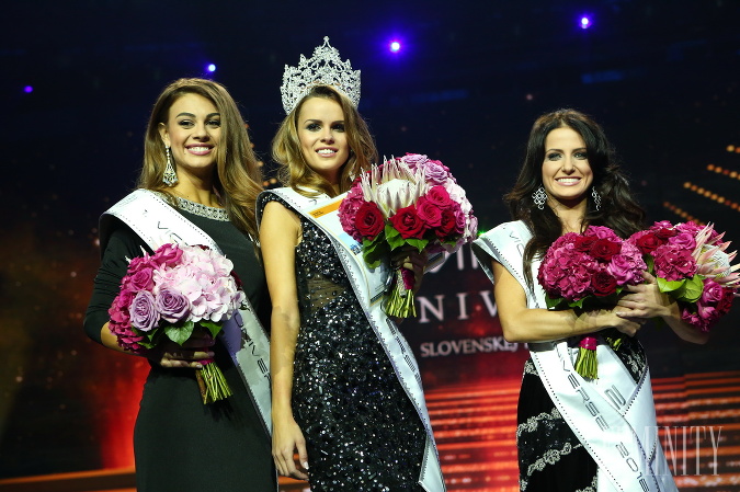 Miss Universe 2016 Zuzana Kollárova (v strede), prvá vicemiss Karolína Miková (vľavo) a druhá vicemiss Kristína Šulová Miss Universe 2016 Zuzana Kollárova (v strede), prvá vicemiss Karolína Miková (vľavo) a druhá vicemiss Kristína Šulová
