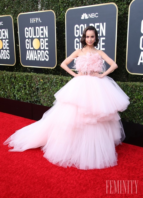 Sofia Carson v róbe od Giambattistu Valli