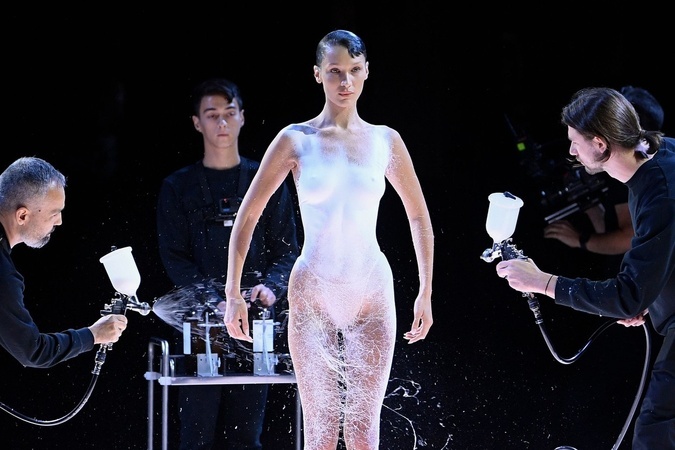 Bella Hadid predviedla šaty, ktoré nemajú obdobu