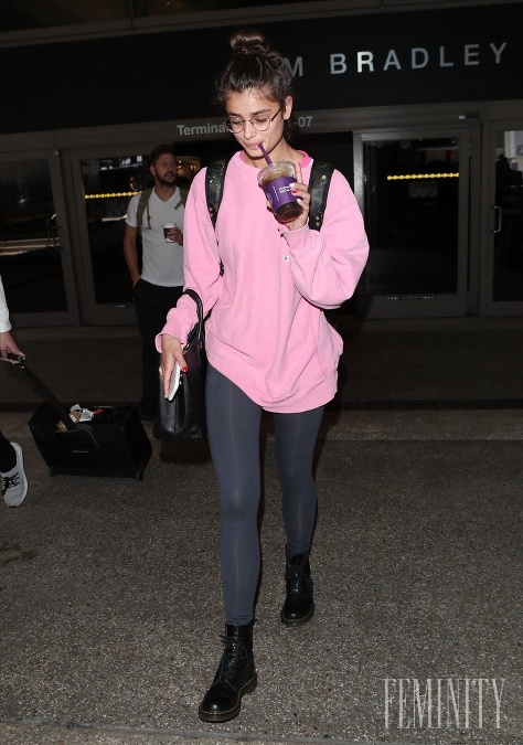 Taylor Hill je nežným dievčatkom v ružovej dokonca aj na letisku