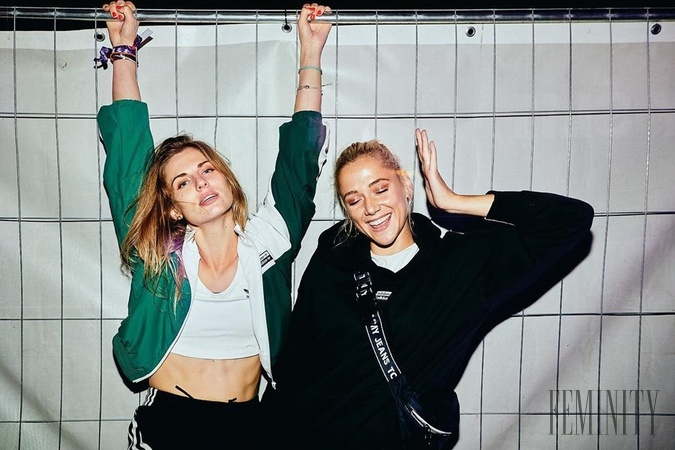 Emma a Becca spolu absolvujú hudobné festivaly, ale aj prechádzky lesom
