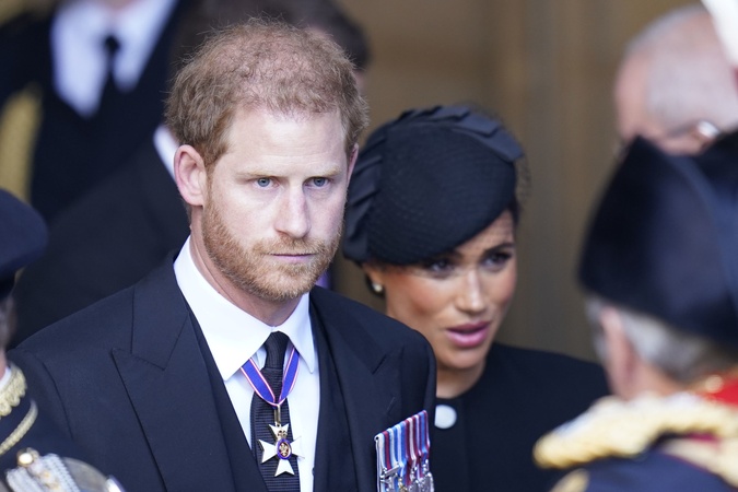 Princ Harry po boku manželky Meghan Markle