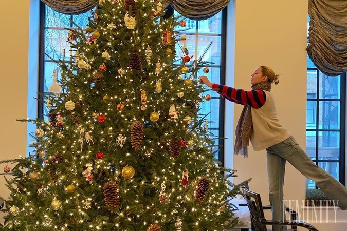 Princezná Maria Chantal si výzdobu vianočného stromčeka naozaj užívala
