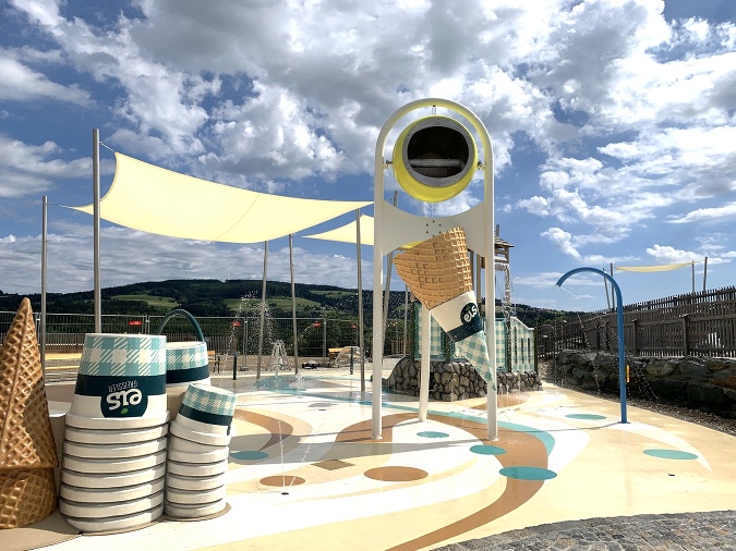 Zábavný park plný atrakcií, raj pre deti, oddych pre rodičov