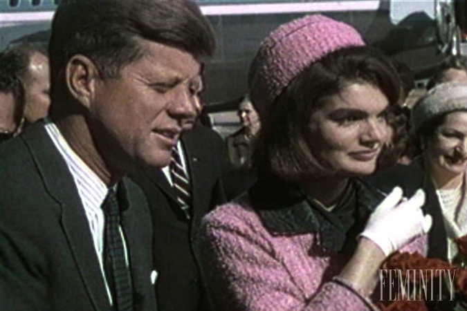 Dvorným dizajnérom Jackie Kennedy sa stal Oleg Cassini, ktorý mal na starosti jej šatník
