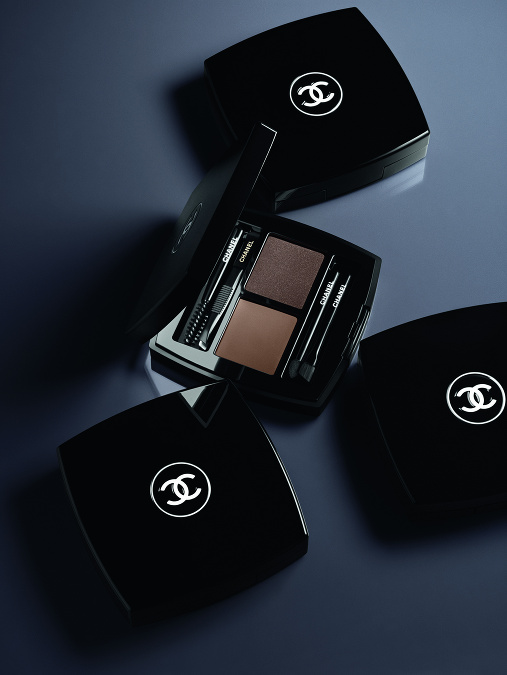 Duo tieňov na obočie CHANEL La Palette Sourcils v kompaktnom púzdre zvýrazní váš pohľad s predĺženými riasami Duo tieňov na obočie CHANEL La Palette Sourcils v kompaktnom púzdre zvýrazní váš pohľad s predĺženými riasami