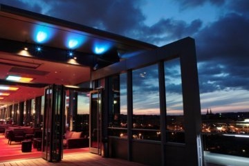 Cloud 9 sky bar s výhľadom na Prahu.