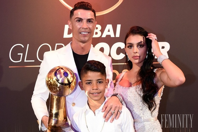 Futbalista Cristiano Ronaldo s najstarším synom Cristianom Ronaldom Juniorom a snúbenicou Georginou