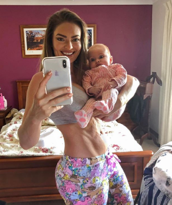 Tréningový plán častokrát fitnesska Emily Skye absolvuje aj so svojou dcérkou Miou