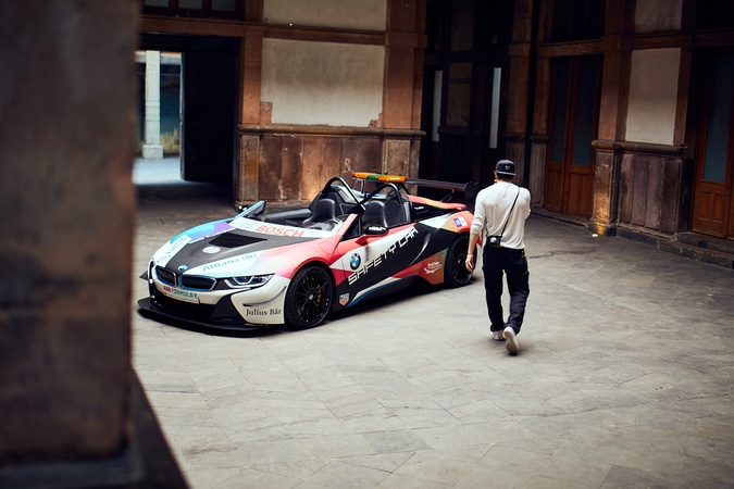 S BMW i8 Roadster sa zoznámil už minulý rok, keď ho šoféroval počas festivalu Coachella 2019