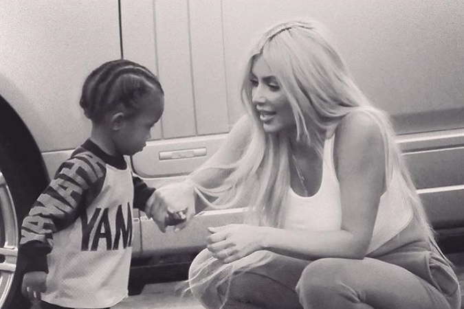 Druhé dieťa Kim Kardashian a jej manžela Kanye Westa, syn Saint, sa začiatkom decembra minulého roka dostal až do nemocnice