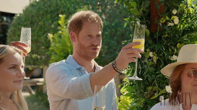 Harry spolu s deťmi, Archiem a Lilibeth, Meghan k jej kuchárskej šou blahoželali. Dostala od nich kyticu  a ručne robenú pohľadnicu. 