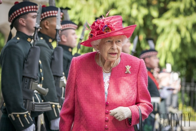 Zdroje z Buckinghamského paláca prezradili, že kráľovná Alžbeta je z tejto žiadosti v skutočnosti šťastná. Zdroje z Buckinghamského paláca prezradili, že kráľovná Alžbeta je z tejto žiadosti v skutočnosti šťastná.