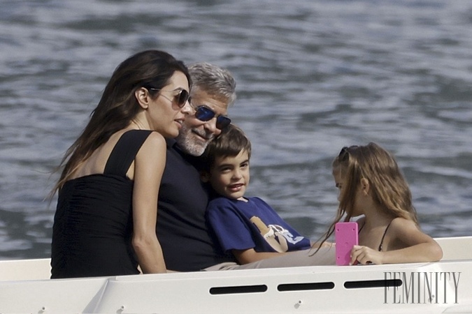 Amal Clooney prezradila, prečo berie svojim návštevám mobily z rúk hneď po príchode k nim domov.