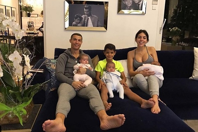 Na prvý pohľad rodina ako každá iná, no keď začneme pátrať, zistíme aj to, že deti slávneho futbalistu nemajú spoločnú matku, ale s matkou posledného dieťaťa je dnes veľmi šťastný