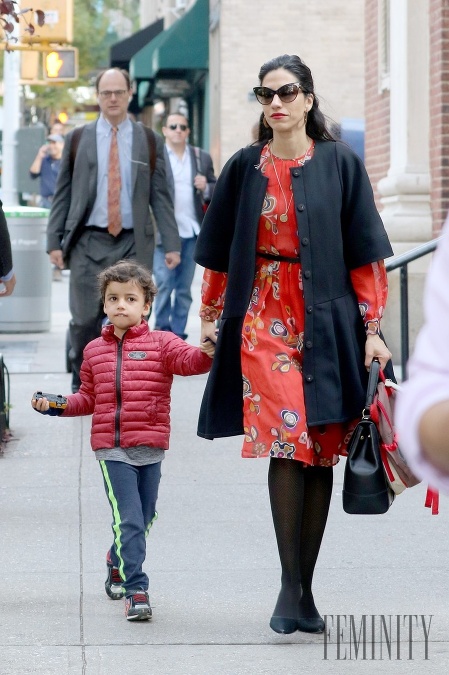 Huma Abedin sa rovnako snaží kvôli synovi vychádzať s bývalým partnnerom ako Bradley s Irinou kvôli dcérke. Huma Abedin sa rovnako snaží kvôli synovi vychádzať s bývalým partnnerom ako Bradley s Irinou kvôli dcérke.