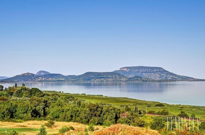 Panoráma jazera Balaton s nádherným výhľadom 