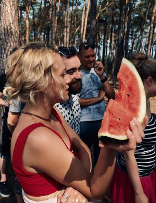 Aj počas dovolenky si Emma neodpustí zdravú dávku ovocia