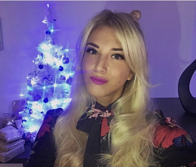 Krásna modelka doslova žiari