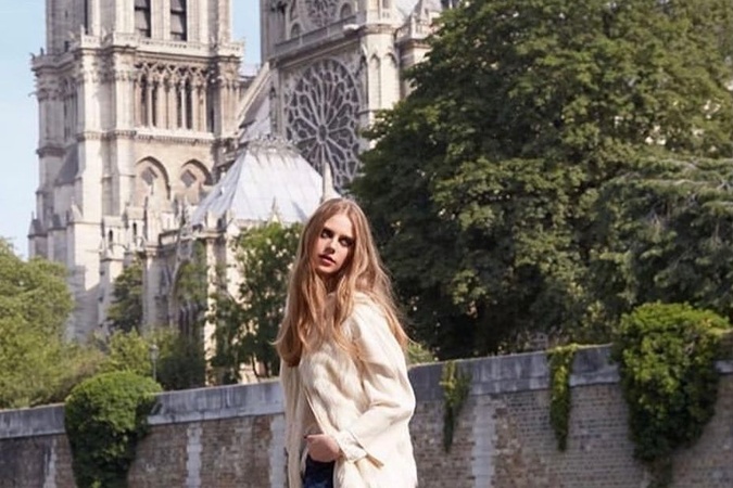 Modelka Alexandra Gachulincová zverejnila fotografiu v pozadí s Notre Dame