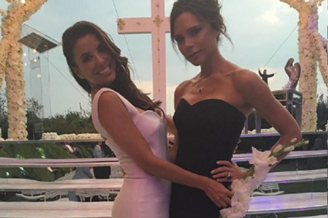 Aj vo svoj svadobný deň si herečka Eva Longoria užívala zábavu po boku svojej priateľky a návrhárky Victorie Beckham