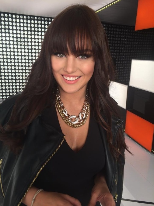 Krásna brunetka je známa a svojou neutíchajúcou energiou
