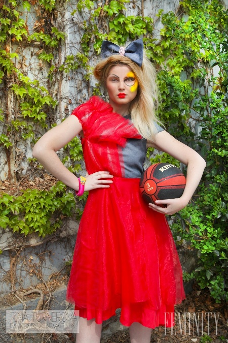 Choreografiu Fashion Show recyklovanej módy si zobrala na starosť fotografka Tina Tunerová, ktorá ju plánuje poňať v štýle Vivienne Westwood.