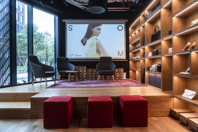 V spolupráci s módnym podujatím Fashion LIVE! otvoril SOM STORE už 18. mája svoj prvý predajný POP-UP v Twin City Tower v priestoroch reštaurácie THE NOOK v Bratislave V spolupráci s módnym podujatím Fashion LIVE! otvoril SOM STORE už 18. mája svoj prvý predajný POP-UP v Twin City Tower v priestoroch reštaurácie THE NOOK v Bratislave