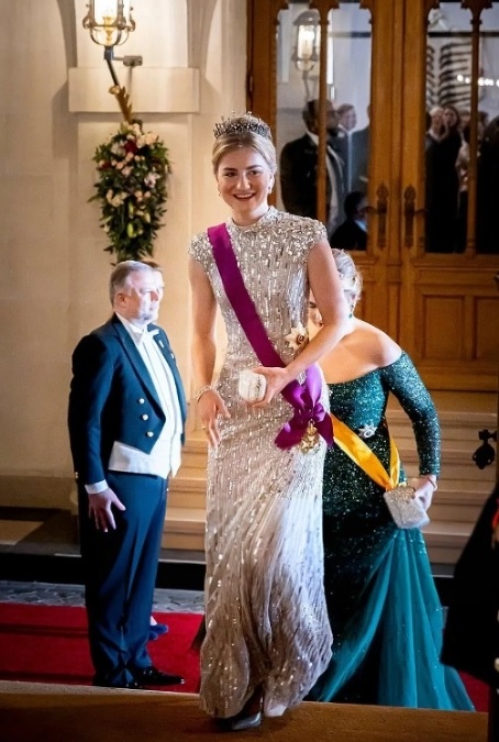 Raz si Elisabeth svojho kráľa vyberie. Ktovie, možno ním nakoniec naozaj bude aj spomínaný princ George z Lichtenštajnska. Raz si Elisabeth svojho kráľa vyberie. Ktovie, možno ním nakoniec naozaj bude aj spomínaný princ George z Lichtenštajnska.