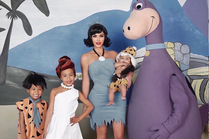 Instagramová kráľovná Kim Kardashian so svojimi ratolesťami na Halloweena