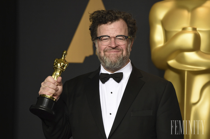 Kenneth Lonergan pózuje so svojou soškou za najlepší originálny scenár 