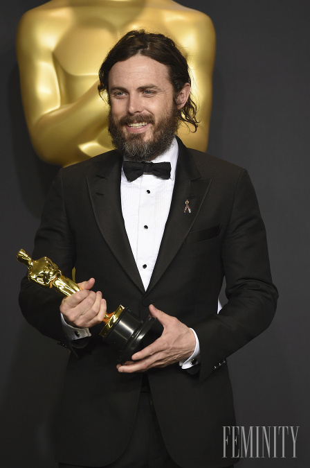 Casey Affleck sa teší z ocenenia v kategórii Najlepší mužský herecký výkon v hlavnej úlohe